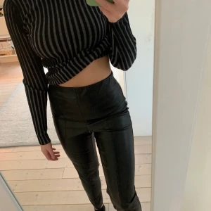 Läderbyxor - Inte riktigt läder! Från HM, använd typ 3 ggr, som nya. Jag har vanligtvis xs/s men dessa är i M för att de inte skulle va så tighta🖤 Köparen står för frakt 