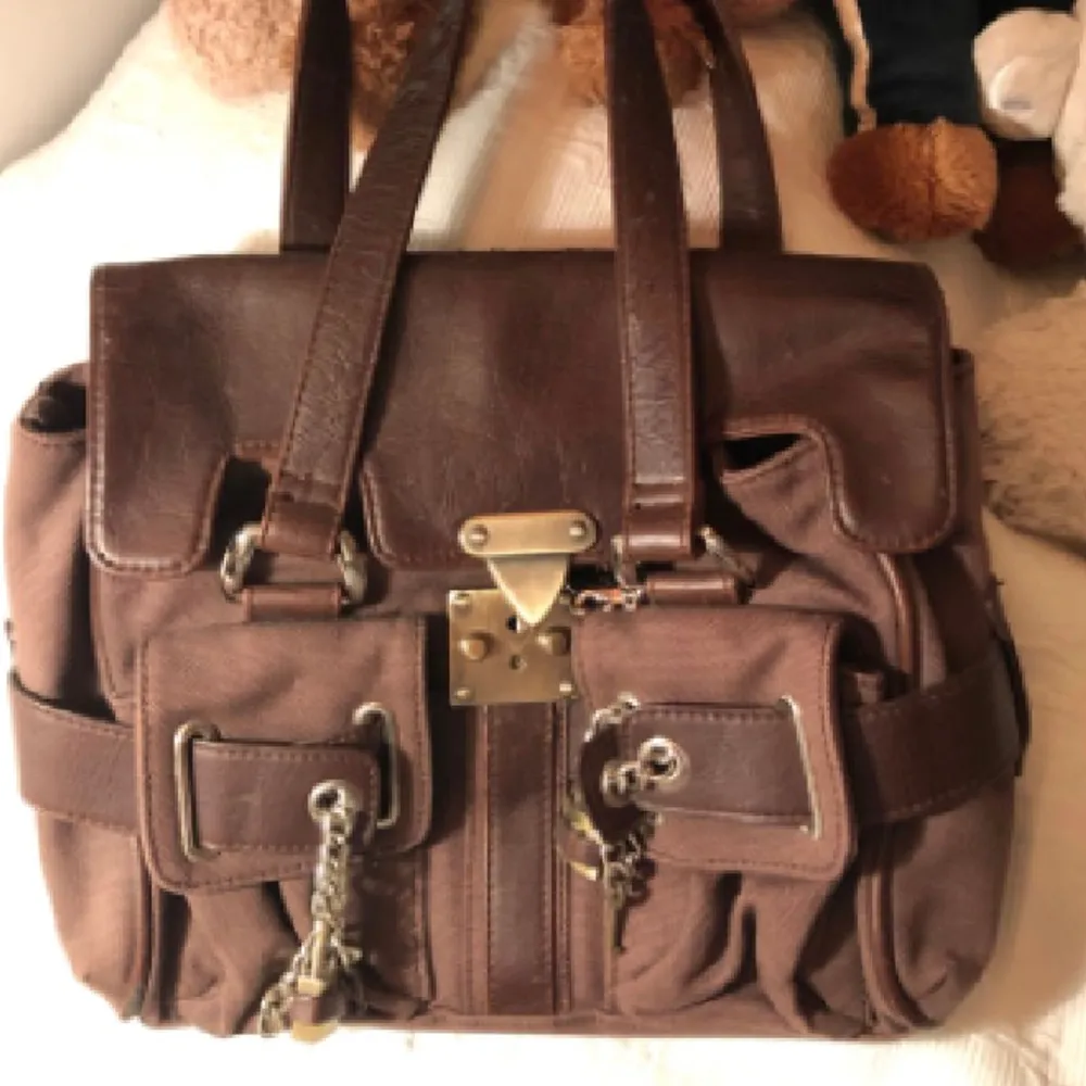 brun, ascool handväska med y2k vibes. kan skicka fler bilder vid intresse. Väskor.