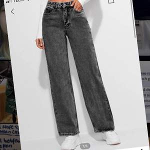 Säljer mörkgråa jeans från shein i storlek XS men mer som S. Vida ben och hög midja. Helt nya, endast provade! 🤩