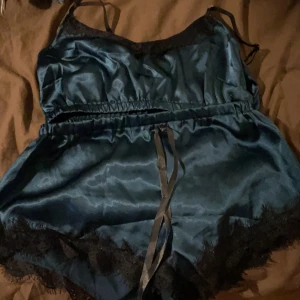 Set - Två delat set , båda för 45kr och 1  för 20kr