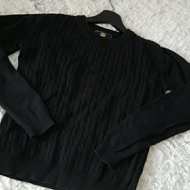 Säljer dennna svarta stickade tröjan som är köpt på Ullared för ett år sedan men inte blivit använd så mycket. Den är i storlek S men passar även M. Stickat.