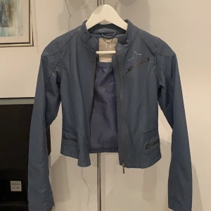 Skinnjacka - Blå skinnjacka storlek 152/12 y,,, suuuper snygg jacka och trendig, väldigt skön och mjuk! Köptes för 450kr på name it, säljer för 150kr!!
