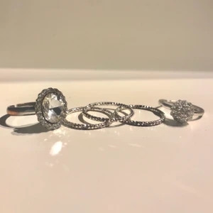 Ringar - Ringarna på första och andra bilden är i gott skick, har knappt använt dom. Guldringarna däremot är repiga och väl använda, så jag säljer dom för 5 kr styck. Annars är det 10 kr/styck som gäller. 💖