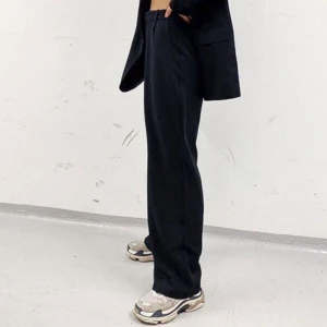 Vida kostymbyxor  - LÅNDADE BILDER! Skitballa o snygga svarta kostymbyxor från madlady. Har också så att man kan göra dom mindre i midjan! Använda va 3ggr, nyskick!! Nypris 499kr! Högsta bud vinner. 