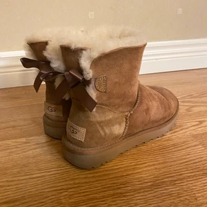 Uggs mini bailey bow  - Äkta uggs som är köpta för två vintrar sedan, använda ett fåtal gånger. Storlek 37, skulle även passa till folk som har strorlek 38