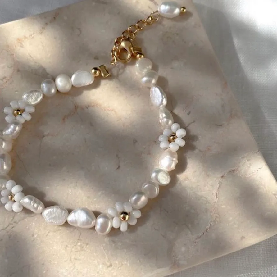 Armband av Sötvattenspärlor och glaspärlor!☁️✨ säljer även på min Instagram @aliceruthjewelry ❤️ armband för 99kr och frakten är endast på 12kr! Två för 179kr. Accessoarer.