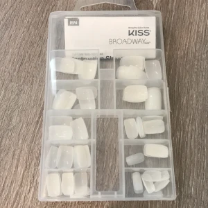 Lösnaglar  - 72 genomskinliga lösnaglar i olika storlekar , lim medföljer ej, 35kr+12kr