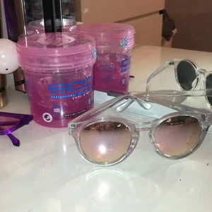 Solglasögon  - Säljer dessa svin cola solglasögon från GinaTricot. Köpte för 100kr säljer för 45 +frakt. Skriv vid intresse 💞💞