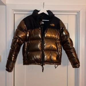 The North Face dunjacka  - Jättecool och unik modell. Nypris: 3500:- Mitt pris: 800:- kan diskuteras vid snabbaffär. Sparsamt använd 