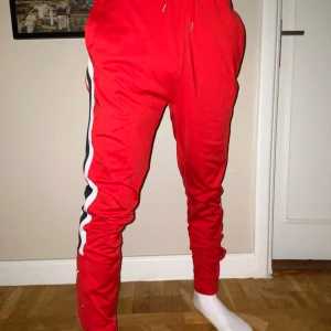 Asos trackpants - Också ett par äldre trackpants från asos. Lite tajtare fit men definitivt sköna. Storlek Small, inga fläckar eller skador.