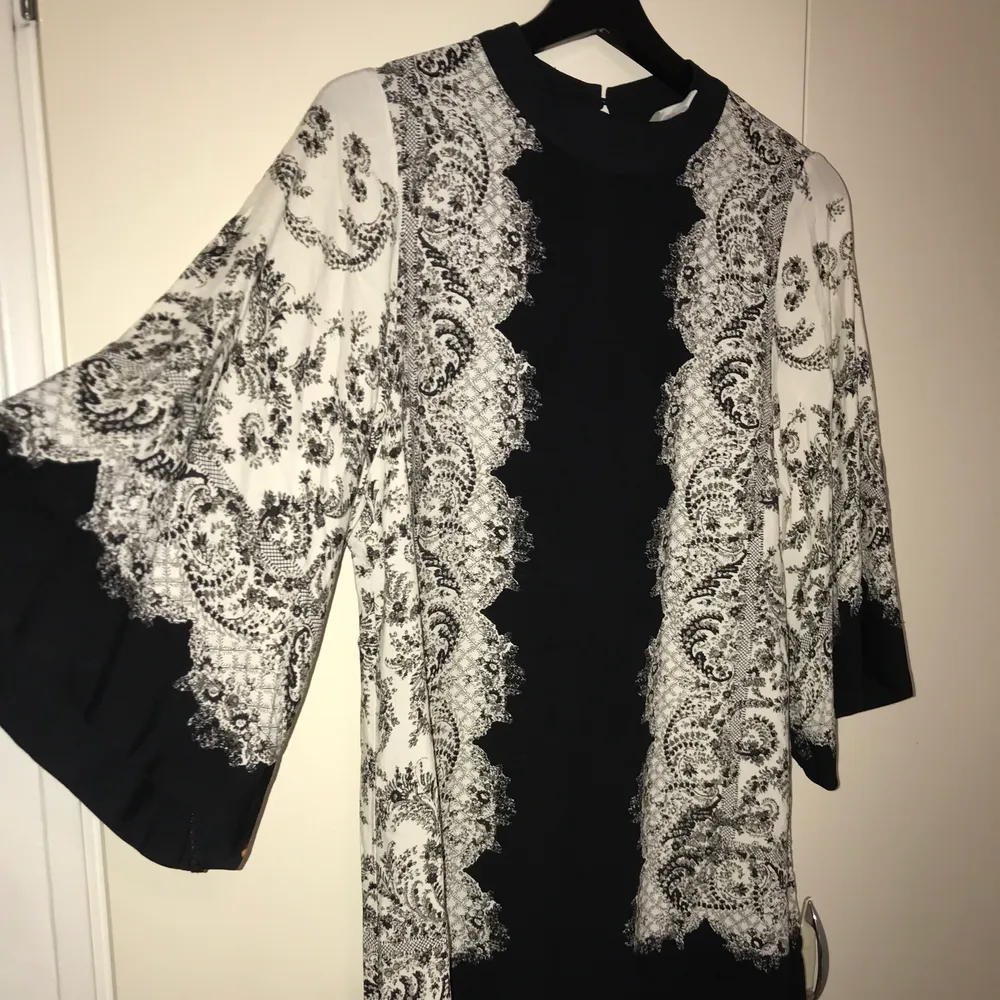 Long tunic size 32 in black and white and never dressed h&m lång skjorta . Blusar.