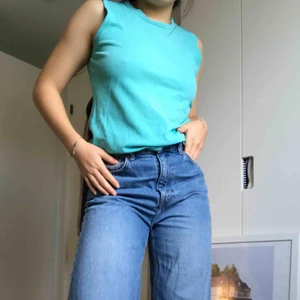  - Turkos väst i fint skick! Köpt på secondhand men jag har aldrig använt den själv och den är endast tvättad av mig. 