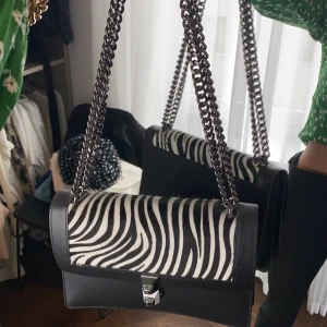 Väska leopard  - Snyggaste väskan! Nypris 1500 kr! Köpt i Österrike