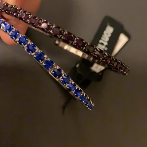 Armband - Säljer 2st jätte fina armband (blå) & (mörk lila). Helt oanvänd och har fortfarande prislappen på. Säljer 25kr/st och 40kr för båda. Hör gärna av dig om du är intresserad! ☺️❤️