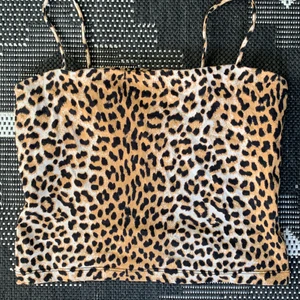 Linne, Gina Tricot - Ett klassiskt linne från Gina Tricot med cheta print. Storlek M men passar även storlek S. Sjukt snyggt.