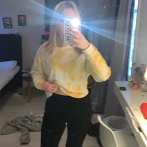 Gul sweatshirt tie dye (tjej)  - Hejsan! Säljer denna gula tie dye hoodien! Den bär storlek M. Har en likadan i storlek XL också!  Aldrig användna! Skriv för intresse!❤️ //Amanda