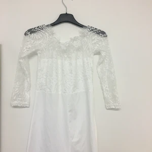 Vit playsuit - Vit playsuit med spets upptill. Aldrig använd. 