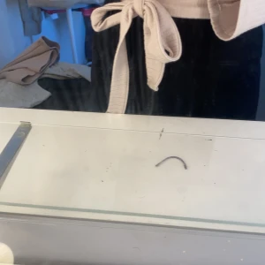 Ljusrosa/beige tröja med ribbat mönster  - En ljusrosa/beige tröja med ribbat mönster och knytning. En v-ringning  och visa armar. Den är jättefin men kommer inte till användning. Ganska stor i storlek och stretchig, tröjan är i xxs men funkar på mig med s. Köpt på na-kd