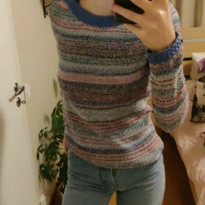 Färgglad tröja  - Fin tröja från rosebud i storlek XS, men passar även mig som brukar ha S