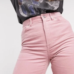 Rosa manchesterbyxor - Rosa manchesterbyxor från monki i storlek 32 men stora i storleken, mer som en XS eller liten S! Använda fåtal gånger och säljer då de blivit för små för mig 💗