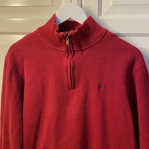 Tröja - Najs röd halfzip tröja i fint skick! Märkt med L men passar lite mindre 