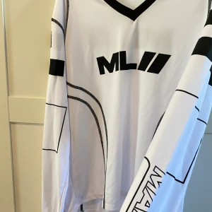 X Ribecka long sleeve white - Säljer Ribeckas long sleeve T-shirt white, ifrån hennes populära & slutsålda kollektion på Madlady. I Storlek S. Oanvänd. Frakten står jag för🌸