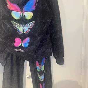 Mjukisset med fjärilar - Stenfärgat set med fjärilar från Boohoo i strl 38. Kan skickas spårbart!