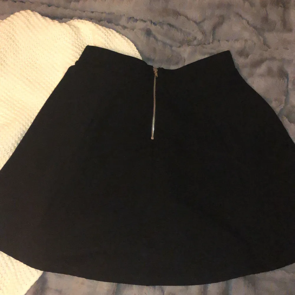 Svart kjol från H&M strl S. Fint skick, endast använd 2 gånger 🖤. Kjolar.