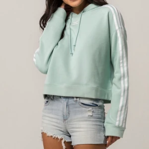 Adidas tröja  - En kortare tjocktröja från Adidas. Använd ett fåtal gånger 🌸 frakt inkluderat 🌟 