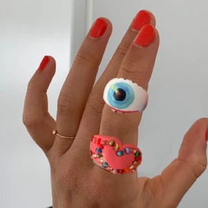 Stora ringar - Bild 1: inklippta på fräscha sommarhänder bild 2: ringarna i verkligheten. Jättefina och sköna att ha på sig, ringarna har ett jack på baksidan därav är det något justerbara. Ringarna varierar i pris och tar även mot önskemål💘 kram!