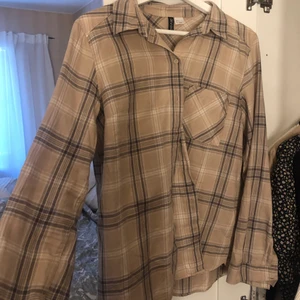 Rutig skjorta - Säljer denna skjorta som är helt oanvänd och i bra skick✨