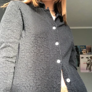 Svart mönstrad skjorta! - Cool svart skjorta! Jättefint blommönster på💕 bara använd ett fåtal gånger!💪🏻😎