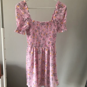 HM klänning - Oanvänd sommarklänning från HM. Aldrig använt utan endast testat på. Jätte skönt material, luftig och väldigt fin passform. Kan vara off-shoulder om man vill! 