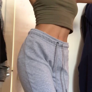Nike grey sweatpants -  Sweatpants från Nike med snörning, storlek S! Riktigt mysiga och sköna mjukisbyxor, frakt ingår 💞