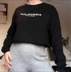 Halifornia apparel svart tröja s - Halifornia Apparel tröja i croppad modell, svart. Den är helt oanvänd 