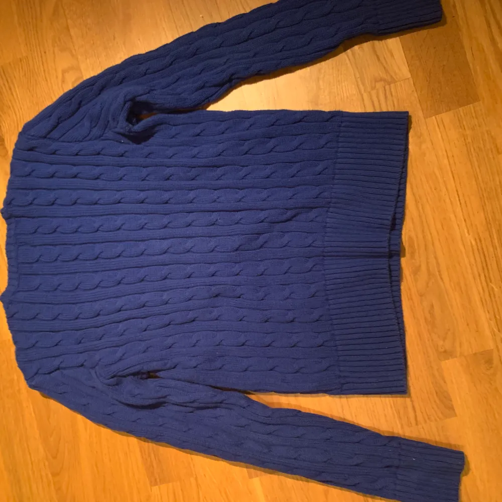 Kabelstickad Ralph Lauren tröja i barnstorleken 12-14 år (L). Tröjan är i väldigt bra skick. Tröjor & Koftor.