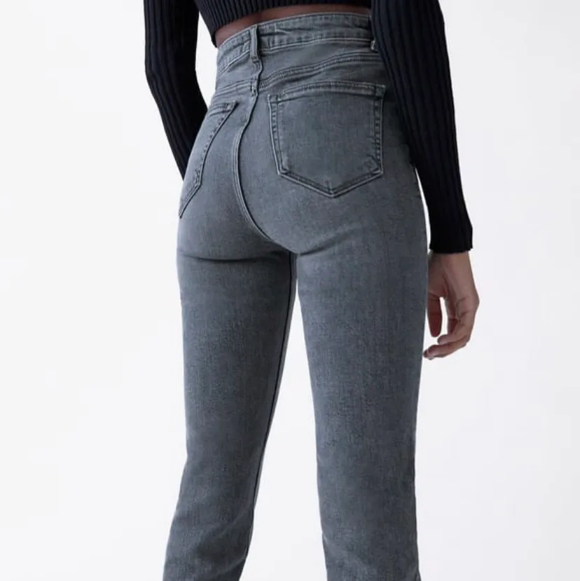Jag säljer mina gråa jeans med slits från zara pga att jag inte får någon användning av dom. Dom är i topp skick ser ut som nya. Jag bestämde mig för att klippa bort ungefär 2 cm nere vid slutet av byxorna för att jag tyckte att dom va lite för långa (jag är 165)💖. Jeans & Byxor.