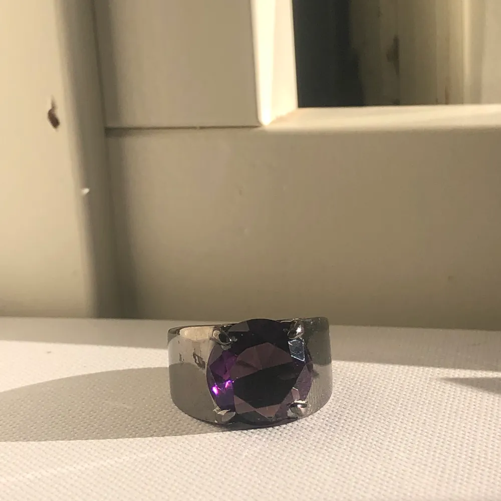 Super snygg typ krom färgad ring med en lila sten. Frakt 12kr. Accessoarer.