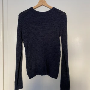 Stickad tröja Carin Wester - Ribbstickad mörkblå tröja från Carin Wester. Superfint skick, knappt använd. Tunn och skön!
