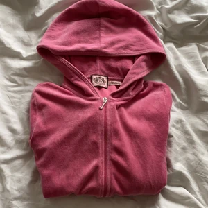 Juicy couture tröja - Säljer min juicy tröja❤️‍🔥 Detta är en äldre modell men fortfarande väldigt snygg. Den är i storlek L men den passa mig som är en xs/s. Den är väldigt väldigt liten i storleken. Skriva privat för fler bilder❤️‍🔥