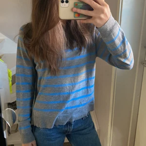 Blågrå randig stickad tröja Zara - Jag säljer en tröja som endast har används ett fåtalgånger och är i gått skick. Tröjan är i storlek S och jag tror den sitter bra på en xs också. Om flera är intresserade blir de budgivning. Frakt är inte medräknat i priset