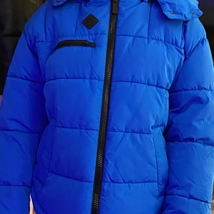 Höst/vinterjacka stl xs - Säljer en helt ny höst/vinterjacka i stl xs. Prislapp fortfaren kvar. 