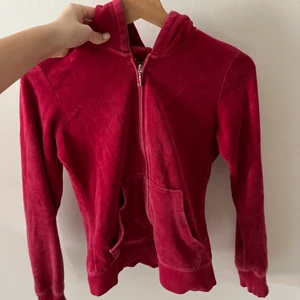 Kofta från Juicy Couture - Kofta från Juicy Couture. Finns två små hål vid fickorna som däremot inte syns när man har den på sig. Finns att hämta i Göteborg annars står köparen för frakt! 😊💕 ❗️Vill bli av med plagget så fort som möjligt annars skänkes det bort så pris går att diskuteras vid snabb affär❗️