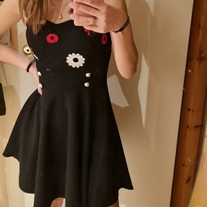 Klänning - Säljer nu min jätte fina klänning som jag köpte i Spanien. Minns inte vilken stl men skulle gissa på  xs/s. Endast använd enstaka gånger därmed nyskick. Vadderade kupor. Orginalpris 500