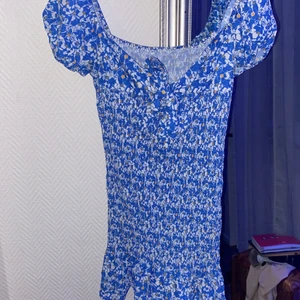 Klänning  - Hej jag säljer min superfina sommarklänning som jag inte har andvänt alls, helt ny den är i storlek S och är väldigt skön.