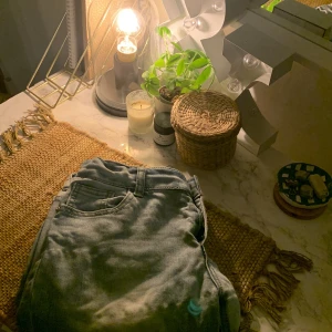 Jeans / byxor✨ - Ett par snygga jeans som sitter lågmidjat, ganska använda men bra skick! ( Har en fläck som är ganska synlig, kan skicka en bild i så fall om någon är intresserad av att köpa!) 🥰☺️ byxorna går även att spänna in!