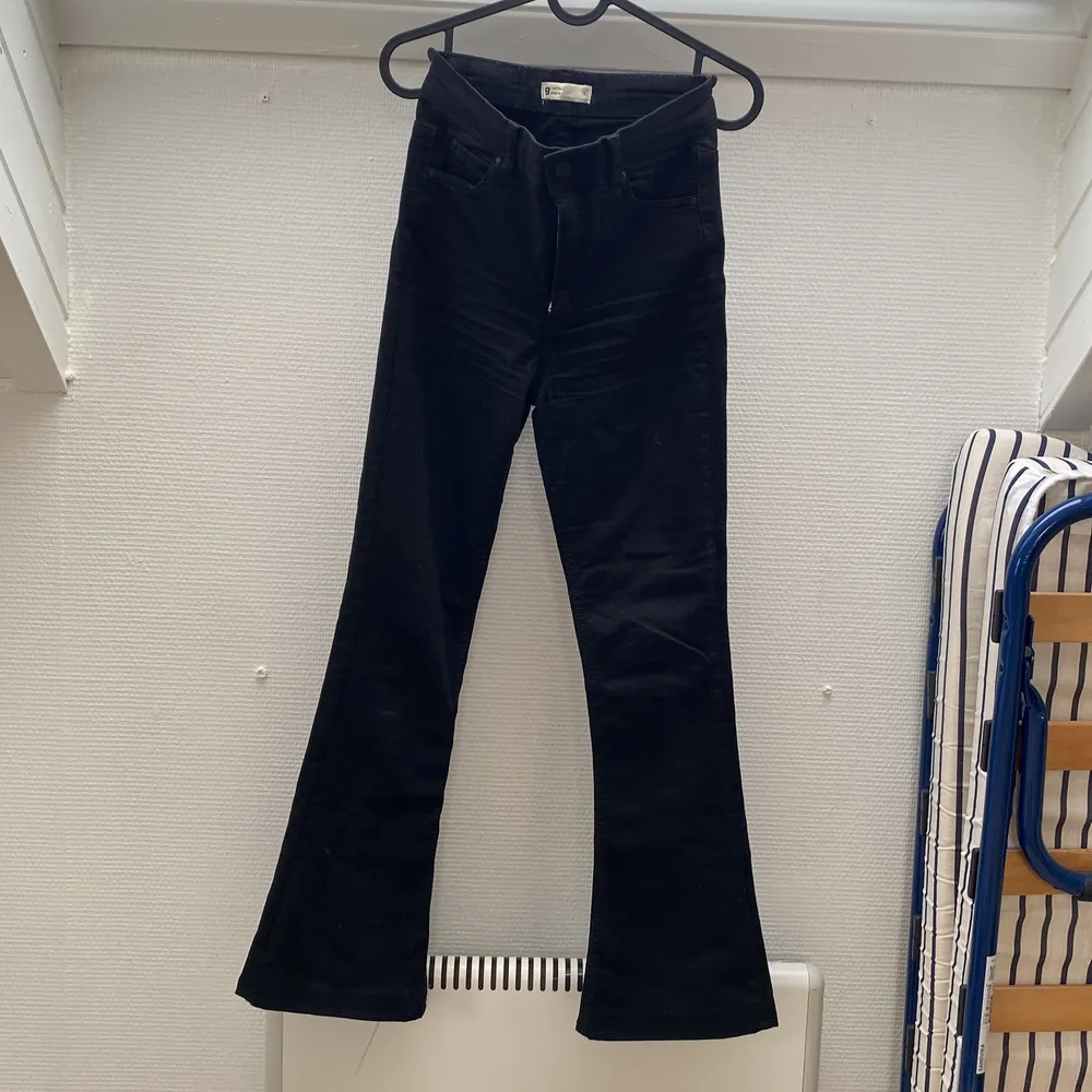 Svarta bootcut jeans från Ginatricot, passar för den som är s/m med för att dom e så pass stretchiga, för långa för mig som är 152 cm . Jeans & Byxor.