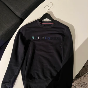 Tommy hilfiger tröja - Super snygg tommy tröja! Den har strlk XL för barn men är grabb på 16år som brukar ha S och ibland M i det mesta och den passar jättebra, pris kan diskuteras vid snabb affär