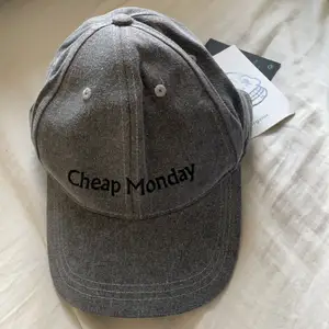 🖤En helt oanvänd Cheap Monday keps i stentvättad grå! Går att justera där bak! Frakten kan bli mer eller mindre beroende på vilket paket den får plats i!🖤