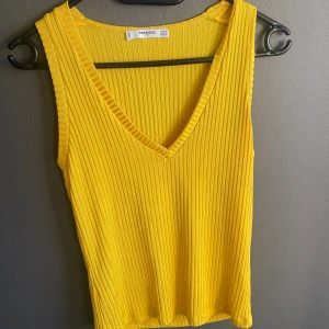 gul topp - gul topp storlek S. Säljer för 150kr